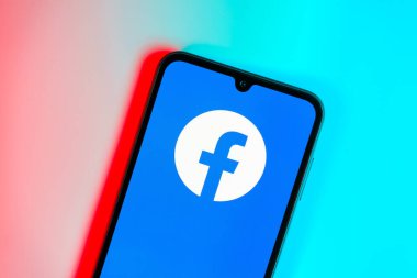 Prag, Çek: Mavi zemin üzerinde Facebook logosuna sahip modern akıllı telefon aygıtı.