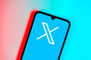 Prag, Çek: X logosuyla izole edilmiş arka planda modern akıllı telefon aygıtı  