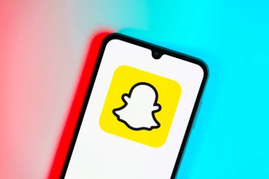 Prag, Çek: Snapchat logosu ile izole edilmiş arka planda modern akıllı telefon aygıtı  