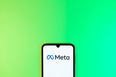 Prag, Çek: Logo meta ile izole edilmiş arka planda modern akıllı telefon