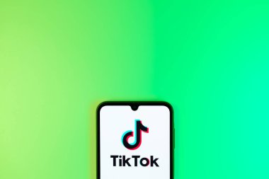 Prag, Çek: Logo tik tok ile izole edilmiş arka planda modern akıllı telefon