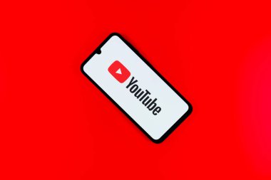 Prag, Çek: Logo youtube ile izole edilmiş arka planda modern akıllı telefon