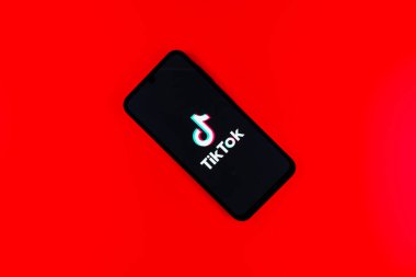 Prag, Çek: Logo tik tok ile izole edilmiş arka planda modern akıllı telefon 