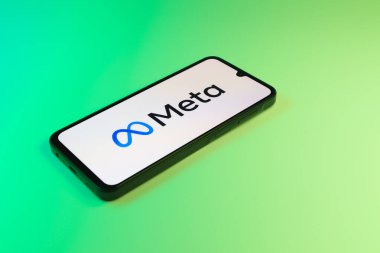 Prag, Çek: Logo meta ile izole edilmiş arka planda modern akıllı telefon