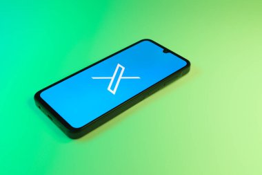 Prag, Çek: X logosuyla izole edilmiş arka planda modern akıllı telefon aygıtı  