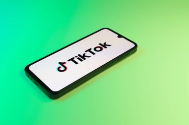 Prag, Çek: Logo tik tok ile izole edilmiş arka planda modern akıllı telefon 