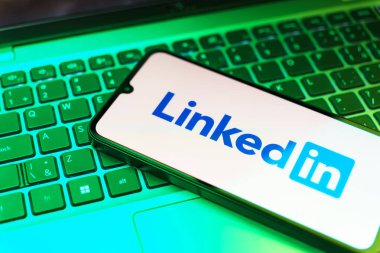 Prag, Çek: Laptop bilgisayarında logo bağlantısı olan modern akıllı telefon