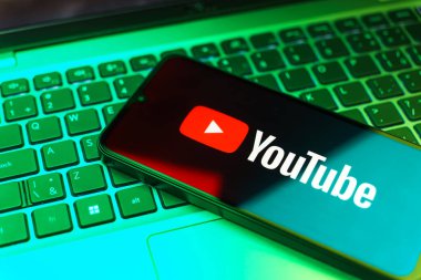 Prag, Çek: Laptop bilgisayarında Youtube logosu olan modern akıllı telefon