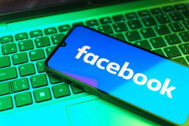 Prag, Çek: Bilgisayarında facebook logosu olan modern akıllı telefon