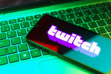 Prag, Çek: Dizüstü bilgisayarında seğirme logosu olan modern akıllı telefon