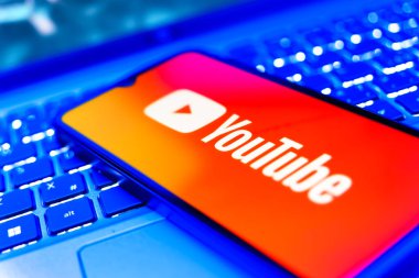 Prag, Çek Cumhuriyeti - 820 2024: Youtube logosunu gösteren akıllı telefon. YouTube, video yüklemek için tasarlanmış bir sosyal ağdır..