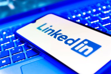 Prag, Çek Cumhuriyeti - 720 2024: LinkedIn logosunu gösteren akıllı telefon. LinkedIn internetteki dünyanın en büyük profesyonel ağı..