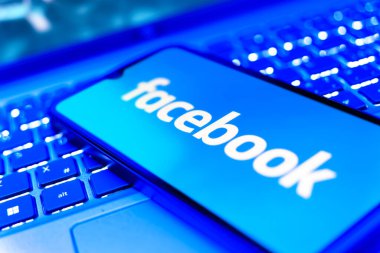 Prag, Çek Cumhuriyeti - 720 2024: Facebook logosu gösteren akıllı telefon. Facebook bir sosyal ağdır.