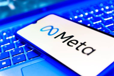 Prag, Çek Cumhuriyeti - 720 2024: Meta logosunu gösteren akıllı telefon. Önemli bilgiler