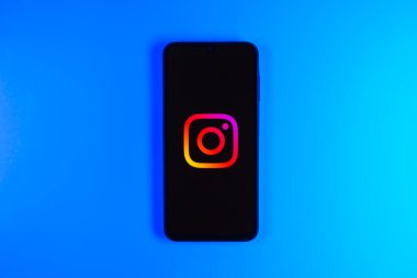 Prag, Çek: Logo instagramı ile izole edilmiş arka planda modern akıllı telefon 