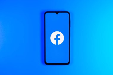 Prag, Çek Cumhuriyeti - 720 2024: Facebook logosu gösteren akıllı telefon. Facebook bir sosyal ağdır