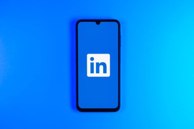 Prag, Çek: İzole edilmiş arkaplanda logoyla bağlantılı modern akıllı telefon