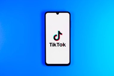 Prag, Çek: Logo tik tok ile izole edilmiş arka planda modern akıllı telefon  