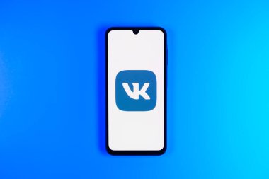Prag, Çek: İzole edilmiş arka planda logo vk ile modern akıllı telefon