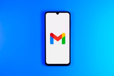 Prag, Çek Cumhuriyeti - 720 2024: Google Gmail logosunu gösteren akıllı telefon.