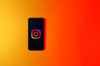 Prag, Çek: Logo instagramı ile izole edilmiş arka planda modern akıllı telefon