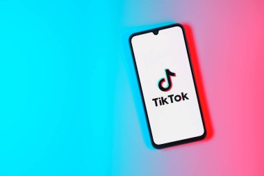 Prag, Çek: Logo tik tok ile izole edilmiş arka planda modern akıllı telefon