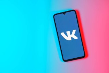 Prag, Çek: İzole edilmiş arka planda logo vk ile modern akıllı telefon 