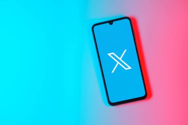 Prag, Çek Cumhuriyeti - 720 2024: Sosyal ağ X logosunu gösteren akıllı telefon.