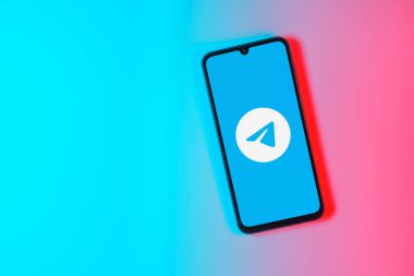 Prag, Çek Cumhuriyeti - 10 21 2024: Haberci logosunu gösteren akıllı telefon.