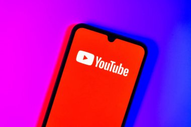 Prag, Çek: Stüdyo arka planında Youtube logosu olan modern akıllı telefon aygıtı.