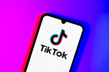 Prag, Çek: Stüdyo arka planında tik tok logosuna sahip modern akıllı telefon aygıtı.