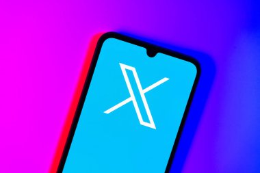 Prag, Çek Cumhuriyeti - 20 Temmuz 2024: X logosunu gösteren modern akıllı telefon aygıtı.