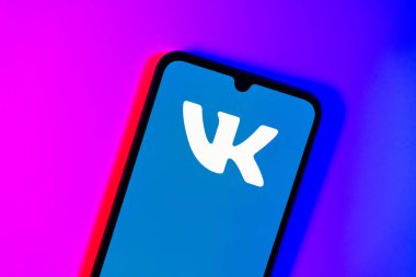 Prag, Çek: Stüdyo arka planında VK logolu modern akıllı telefon aygıtı.