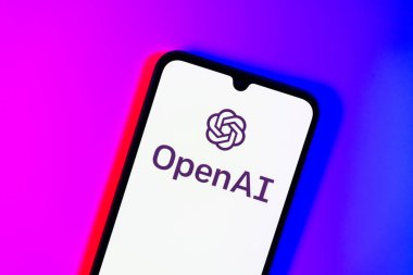 Prag, Çek: Stüdyo arka planında açık ai logosuna sahip modern akıllı telefon aygıtı.