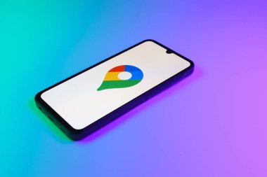 Prag, Çek Cumhuriyeti - 20 Temmuz 2024: Google haritası logolarını gösteren modern akıllı telefon aygıtı.