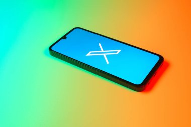 Prag, Çek Cumhuriyeti - 720 2024: Sosyal ağ X logosunu gösteren akıllı telefon.