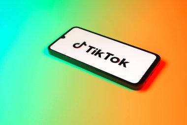 Prag, Çek: Logo tik tok ile izole edilmiş arka planda modern akıllı telefon