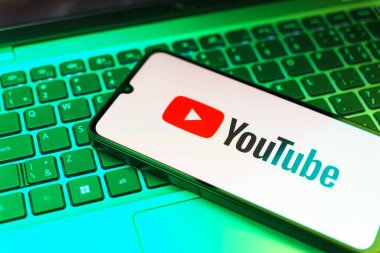 Prag, Çek Cumhuriyeti - 720 2024: Youtube logosunu gösteren akıllı telefon. YouTube, video yüklemek için tasarlanmış bir sosyal ağdır..