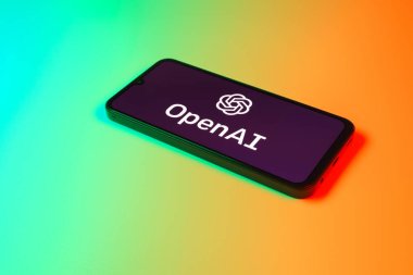Prag, Çek: Logo openai ile izole edilmiş arka planda modern akıllı telefon aygıtı