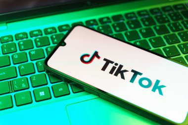 Prag, Çek Cumhuriyeti - 720 2024: TikTok logosunu gösteren akıllı telefon.