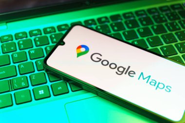 Prag, Çek Cumhuriyeti - 20 Temmuz 2024: Google haritası logolarını gösteren modern akıllı telefon aygıtı.