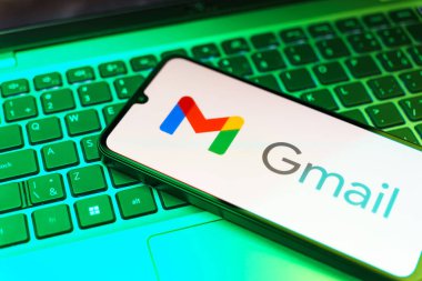 Prag, Çek Cumhuriyeti - 10 21 2024: Google posta logosunu gösteren akıllı telefon