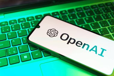 Prag, Çek Cumhuriyeti - 20 Temmuz 2024: Yüzeyde açık amblem gösteren modern akıllı telefon aygıtı.