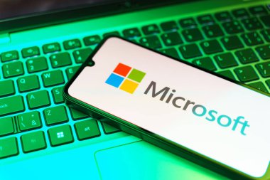 Prag, Çek Cumhuriyeti - 720 2024: Microsoft logosunu gösteren akıllı telefon.