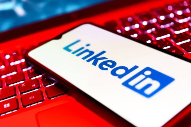 Prag, Çek Cumhuriyeti - 720 2024: LinkedIn logosunu gösteren akıllı telefon. LinkedIn internetteki dünyanın en büyük profesyonel ağı..