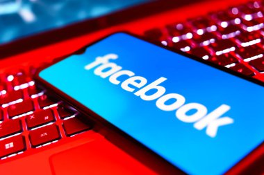 Prag, Çek Cumhuriyeti - 720 2024: Facebook logosu gösteren akıllı telefon. Facebook bir sosyal ağdır.