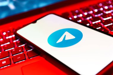 Prag, Çek Cumhuriyeti - 818 2024: Telgraf logosunu gösteren akıllı telefon. Telgraf bir Rus mesaj uygulaması..