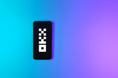 Prag, Çek Cumhuriyeti - 10 21 2024: Yüzeyde OKX logosu gösteren akıllı telefon.