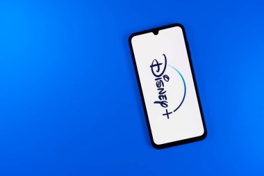 Prag, Çek Cumhuriyeti - 10 21 2024: Walt Disney logosunu gösteren akıllı telefon.