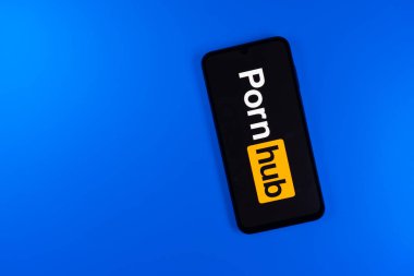 Prag, Çek: Logo porno merkezli izole edilmiş arka planda modern akıllı telefon aygıtı 